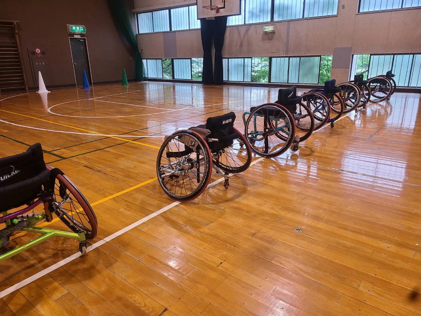 スポーツ縁日で競技用車いすが並ぶ様子